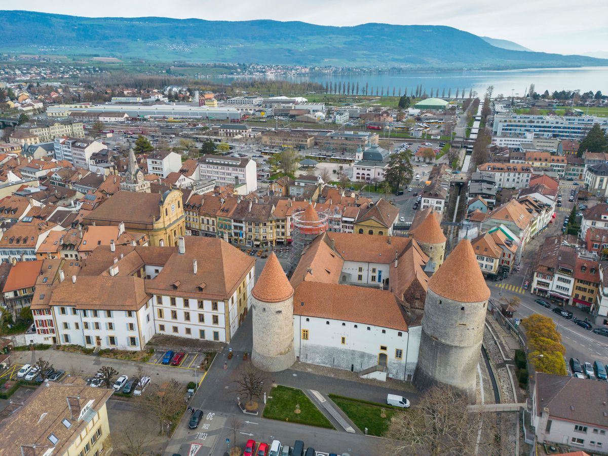 Aerial view of the city center of Yverdon-les-Bains with the castle, the temple and the Pestalozzi square, April 6, 2023. Aerial view of the city center of Yverdon-les-Bains with the castle, the temple and the Pestalozzi square, April 6, 2023.