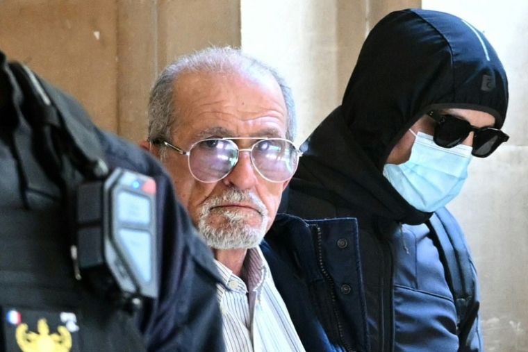 Aomar Ait Khedache (at the center) at the start of his trial in Paris on April 28, 2025 (AFP / Bertrand Guay)