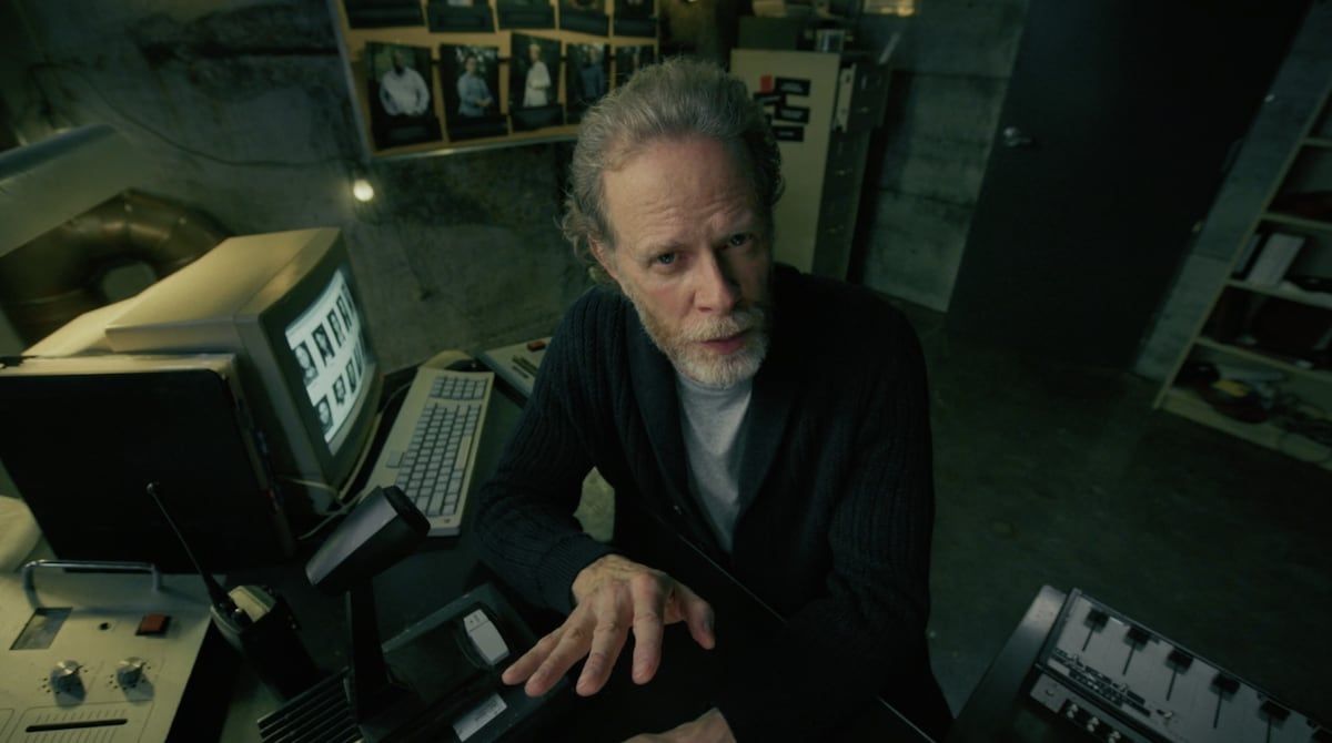Jean-Nicolas Verreault resumes his role as Thomas Rouclair, who is addressed to candidates of his headquarters.