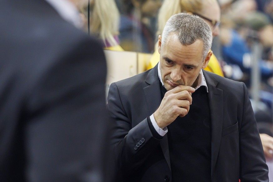Geneve-Servette's Head coach Jan Cadieux gestures, during a National League regular season game of the Swiss Championship between Geneve-Servette HC and EV Zug, at the ice stadium Les Vernets, in ...