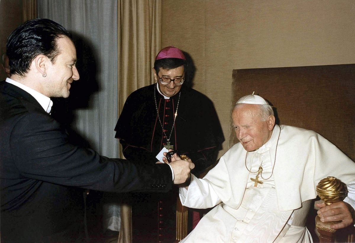 Pope John Paul II shakes Bono's hand during a meeting in Castel Gandolfo for the Jubilee 2000 project on the cancellation of the debt, September 23, 1999. Pope John Paul II shakes Bono's hand during a meeting in Castel Gandolfo for the Jubilee 2000 project on the cancellation of the debt, September 23, 1999.