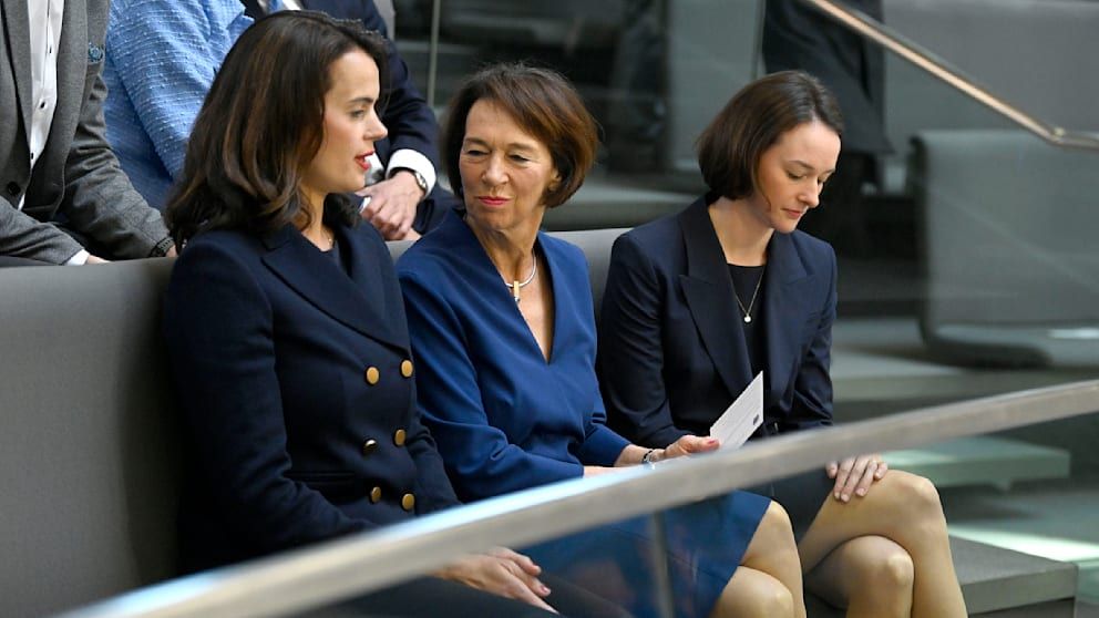 Charlotte Merz (M.), Ehefrau des designierten Bundeskanzlers Friedrich Merz, und ihre Töchter Carola Clüsener (l.) und Constanze Merz auf der Besuchertribüne