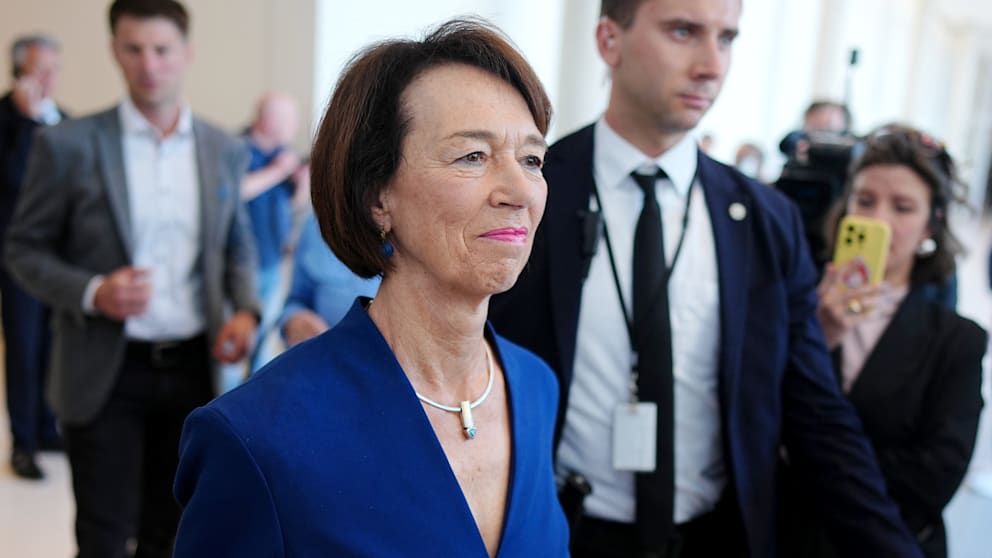 Um Fassung bemüht verließ Charlotte Merz nach der gescheiterten Kanzler-Wahl den Plenarsaal