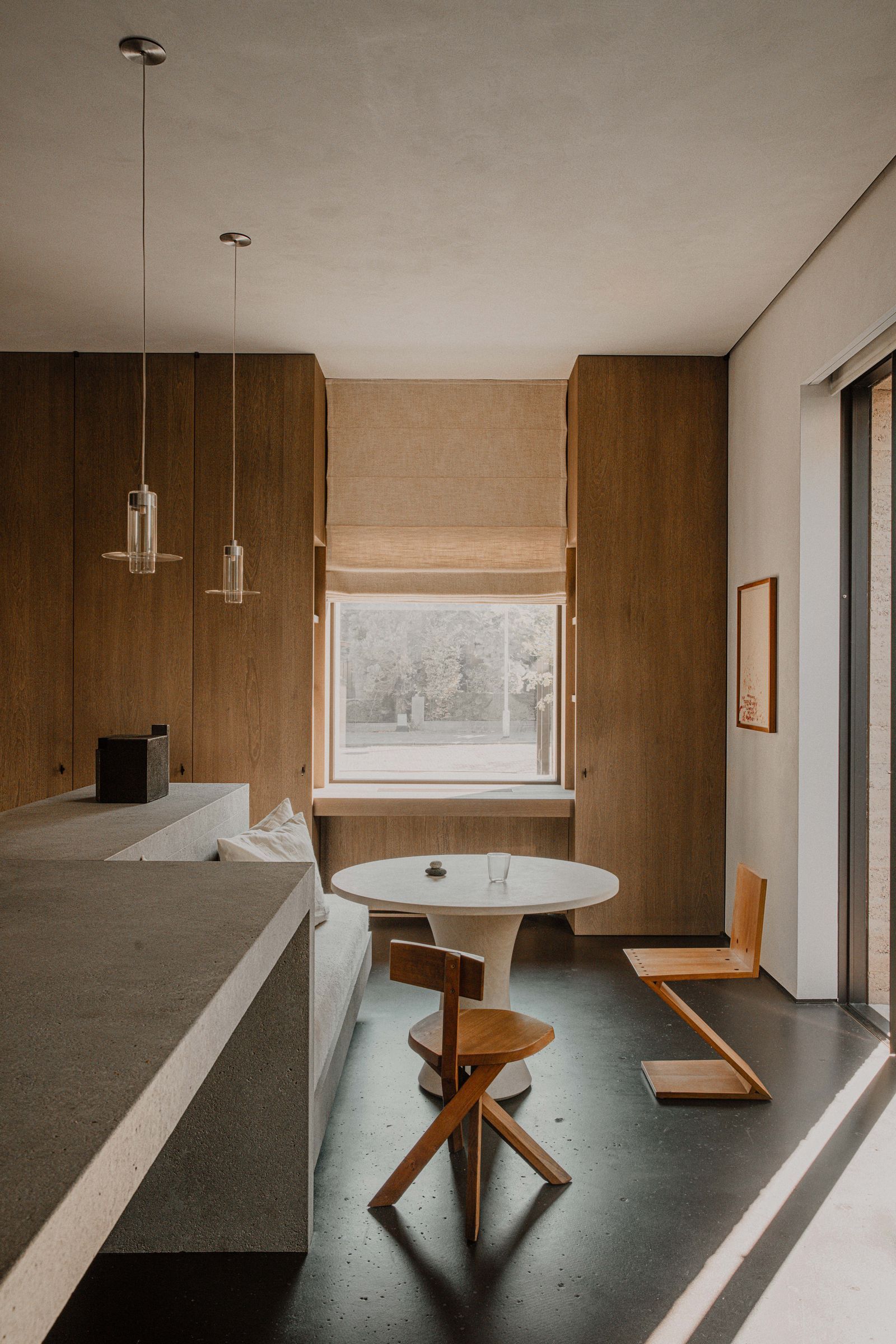 The cuisine brings the wood and the stone dialogue with around a daxel Vervoordt table the chairs chapo s34 of stone ...