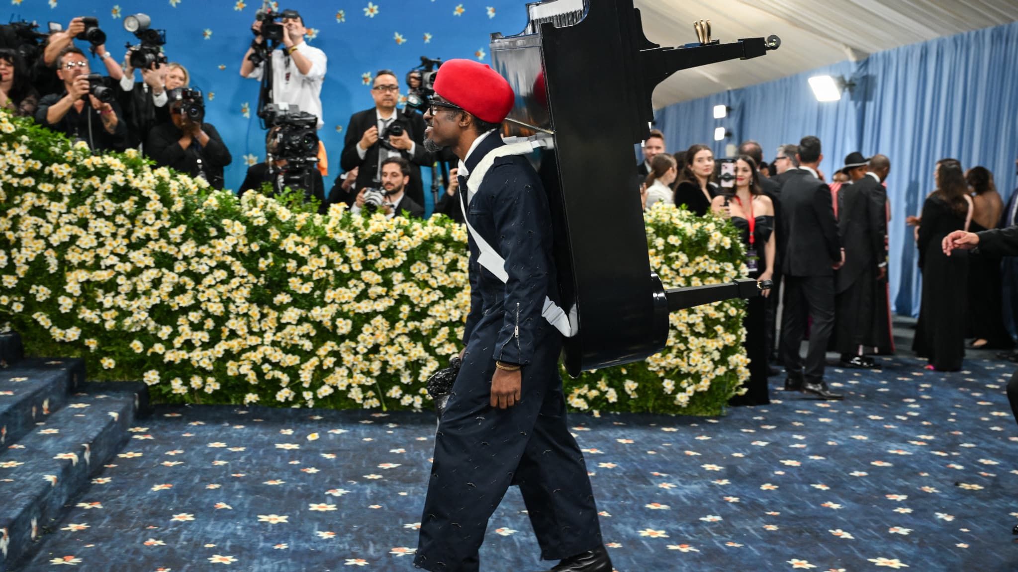Rapper Andre 3000 with his piano on May 5, 2025 on the Red Carpet of Met Gala Rapper Andre 3000 with his piano on May 5, 2025 on the Red Carpet of Met Gala