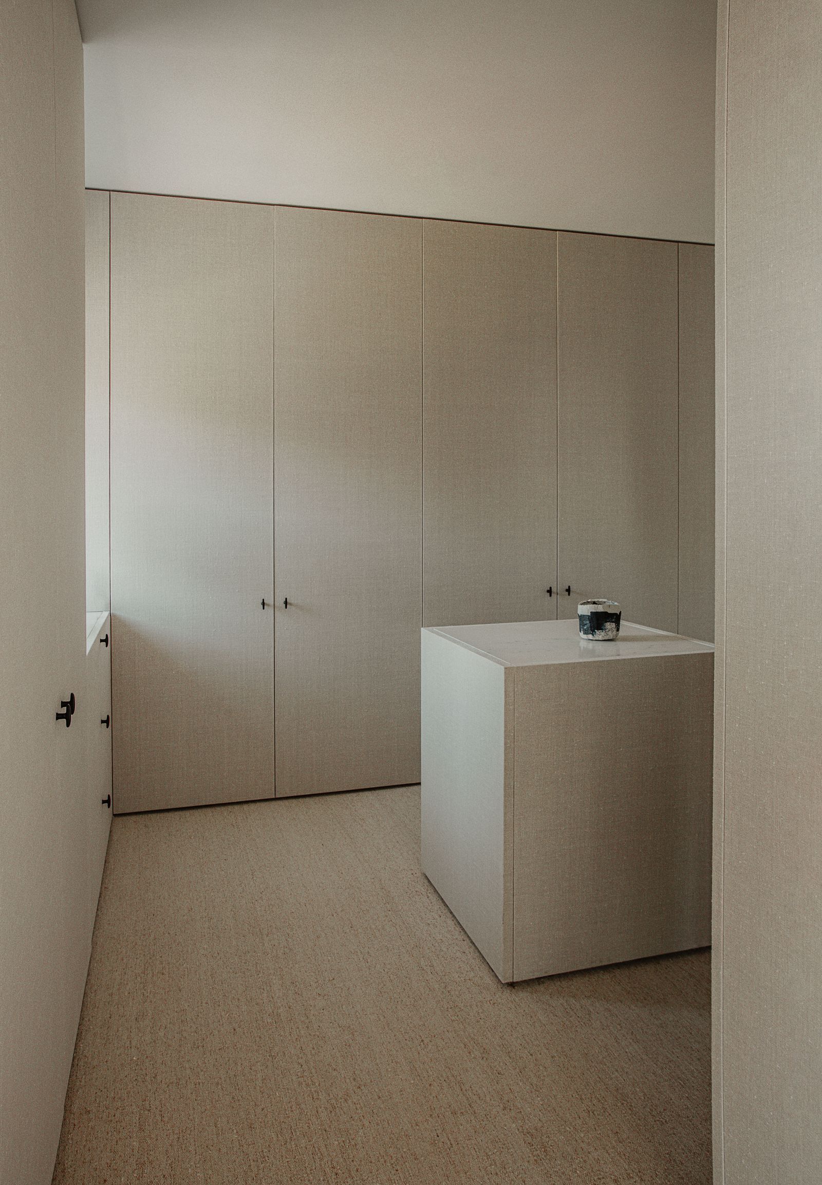 The dressing room is entirely covered with raw linen. On the YakinukityOe Rock Tea Bowl 2021 console a cramma by Raku ...