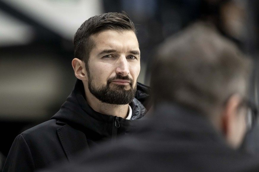 L'entraineur Luca Gianinazzi (HCL), during the regular season of National League A (NLA) Swiss Championship 2024/25 between HC Lugano and ZSC Lions at the ice stadium Corner Arena, Switzerland, S ...