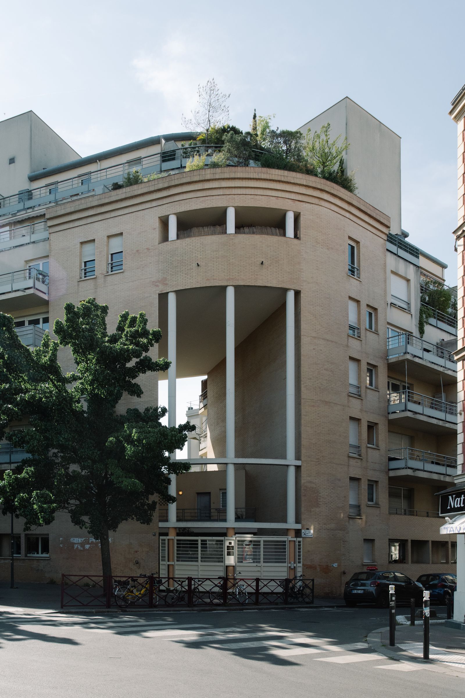 The building located in Montreuil is postmodern style from the Annes 2000.