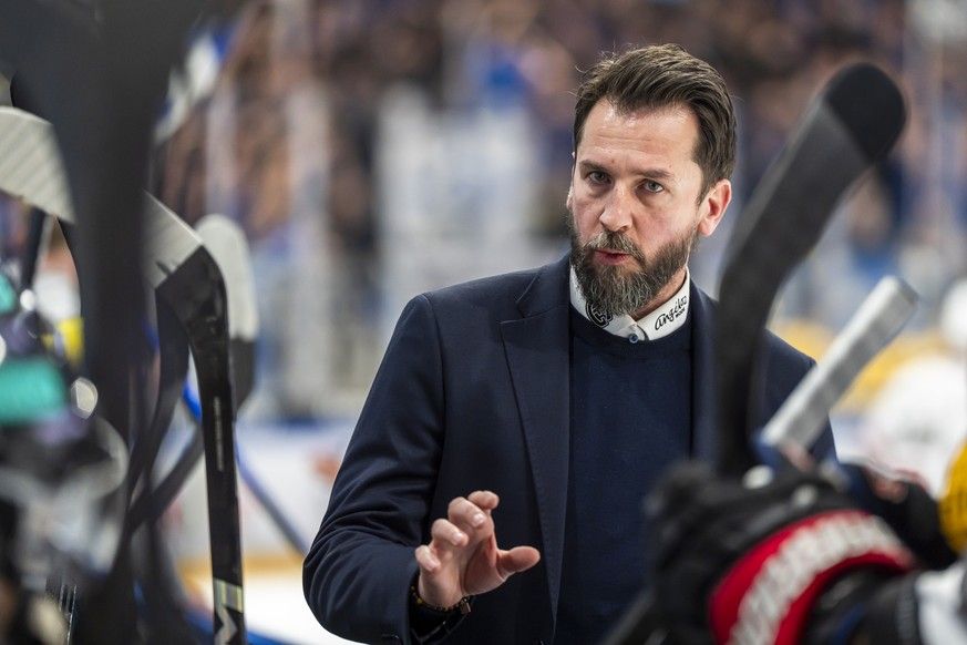 Head Coach Lars Leuenberger (HCFG) speaks of the National League between HC Friborg-Gotteron (HCFG) and the Lausanne HC (LHC) on Thu ...