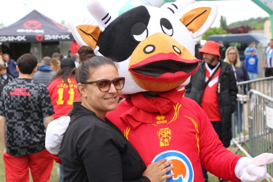 The tournament mascot had its success. Coming from Grand-Quevilly, this supporter was taken pictured with her.