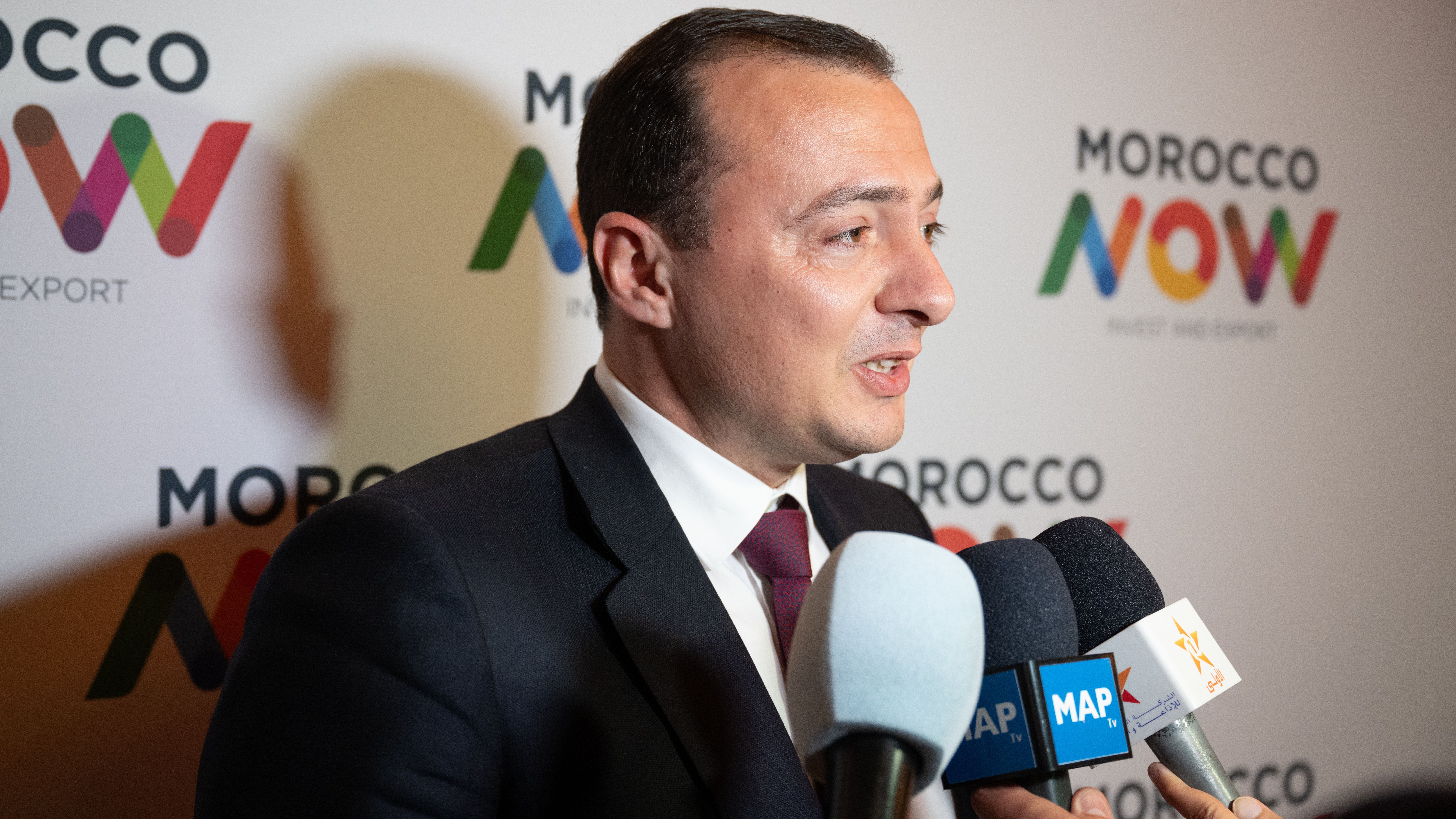 Ali Seddiki, general director of AMDIE, serves the media at the end of the forum - Atalayar/Guillermo López