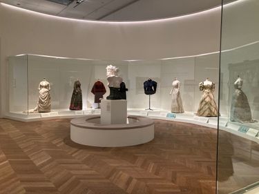 From day dresses to opera coats, including ball outfits, Worth house dresses women throughout the day.