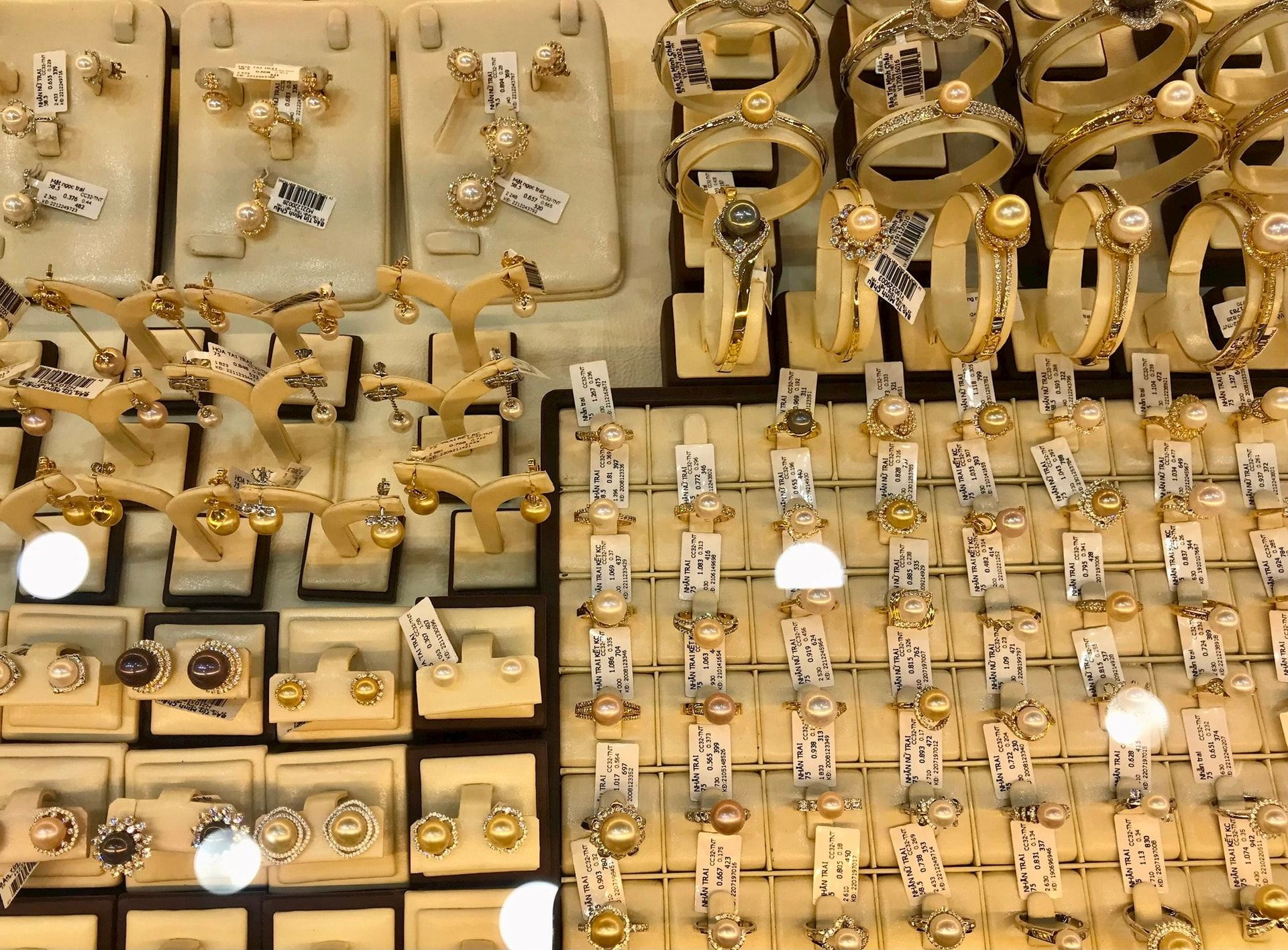 Gold price today 7 5,2025 The national gold price has slightly decreased, the world price of gold has approached 3,400 USD