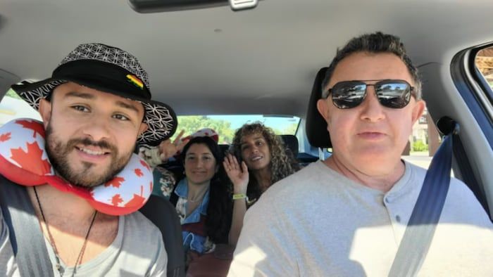 From left to right: Alejandro Samper, her sister Glitza Daniela Samper, her mother Glitza Maria Caicedo and her father, Daniel Samper, in a car.