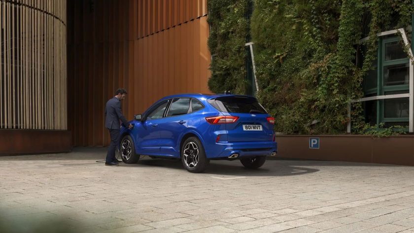 2024-Ford-Kuga-ST-PHEV-Press-Photos-Exterior-007-rear-three-quarters-tail-lights-charging - copie