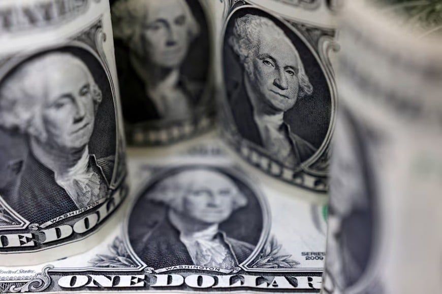 USD exchange rate today, May 7: the USD continues to drop, the EUR increases. Photo: Reuters