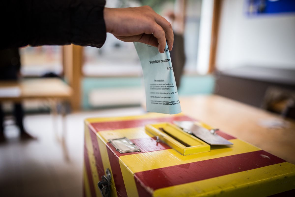 A hand depositing a bulletin in the ballot box at the email school, during the voting day of September 27, 2020 in Geneva. © Pierre Albouy/Tribune de Genève A hand depositing a bulletin in the ballot box at the email school, during the voting day of September 27, 2020 in Geneva. © Pierre Albouy/Tribune de Genève