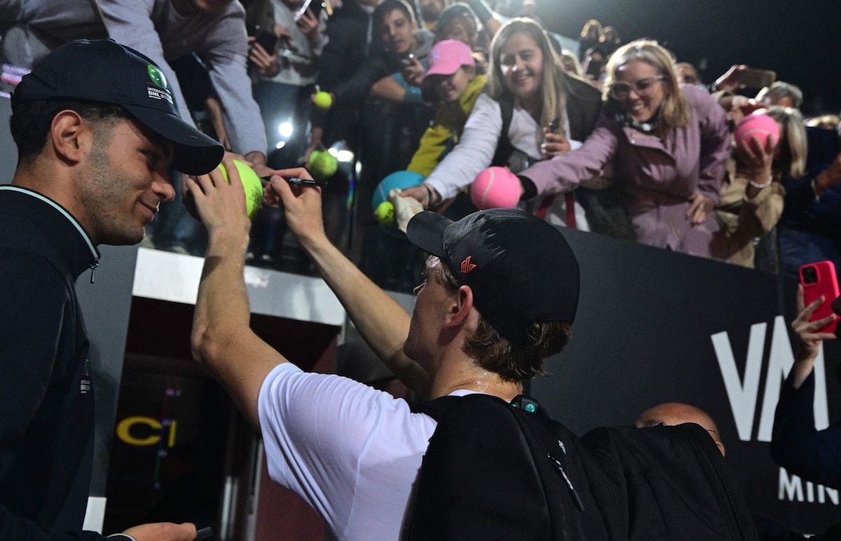 Italy's Jannik Sinner signs autographs as he leaves the court after a training session at Foro Italico sports complex, ahead of the Italian Open tennis tournament, in Rome on May 5, 2025. (Photo by Tiziana FABI / AFP)