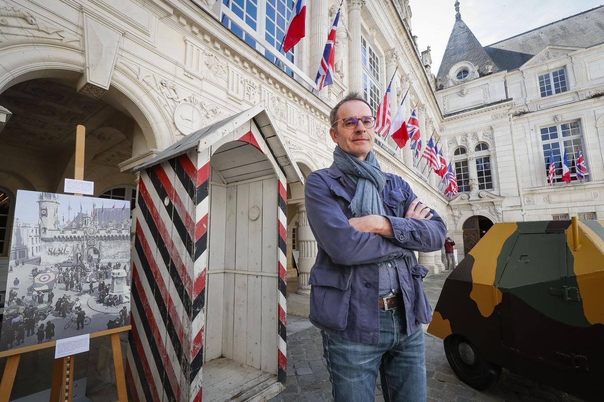 Olivier Lebleu, in the courtyard of the town hall of La Rochelle, as it appeared on the images in the spring of 1945.