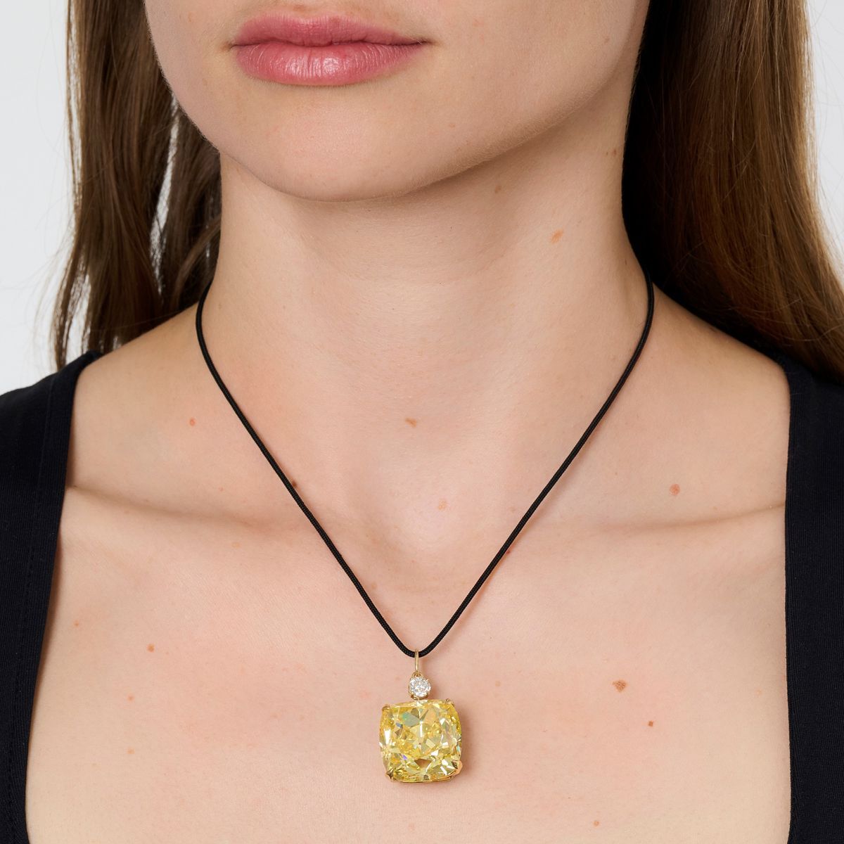 This diamond and diamond pendant fancy vivid Yellow of 53.14 carats will be sold at Phillips on May 12. It is estimated between 2,150,000 and 3,100,000 francs. This diamond and diamond pendant fancy vivid Yellow of 53.14 carats will be sold at Phillips on May 12. It is estimated between 2,150,000 and 3,100,000 francs.