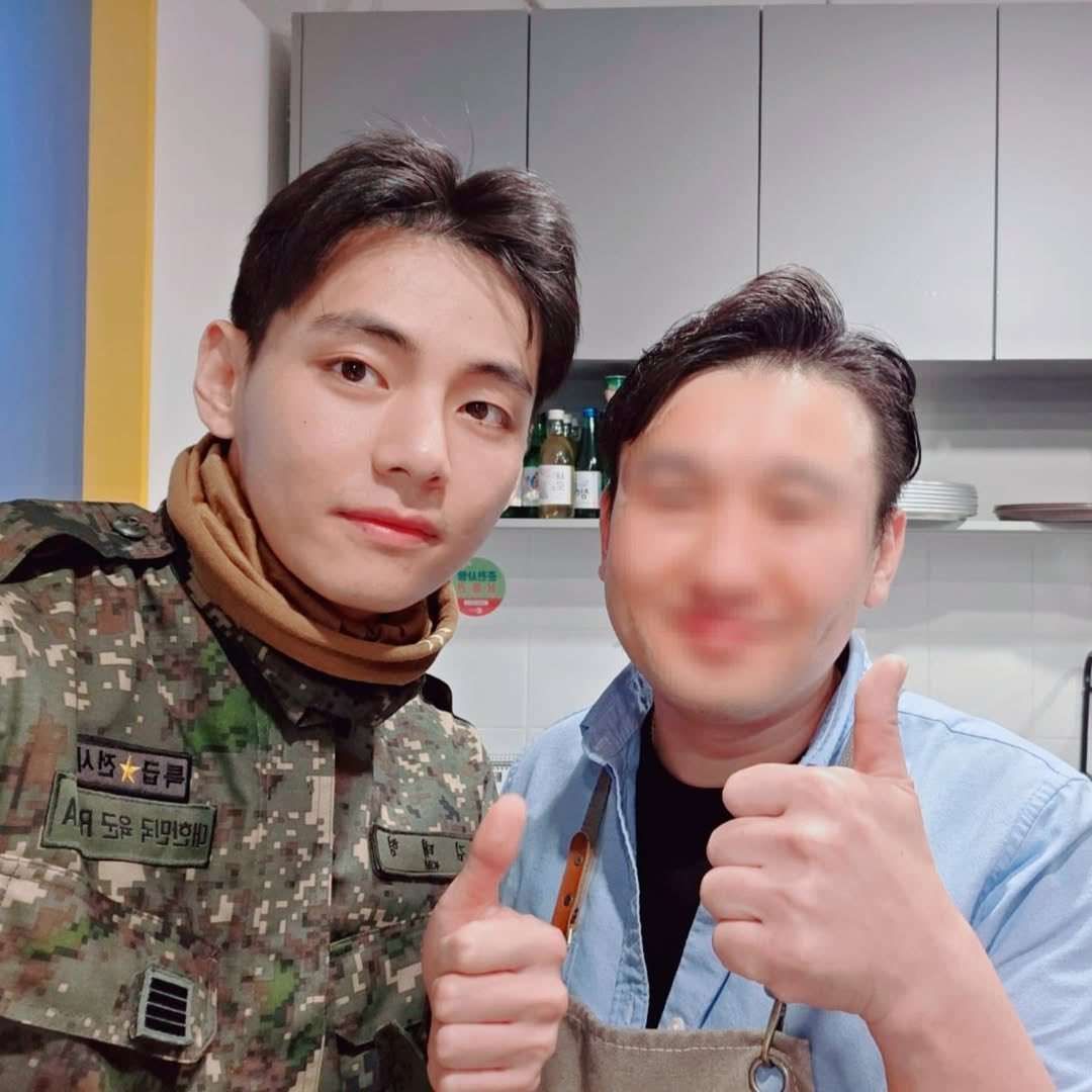 Kim Taehyung de BTS is making the buzz by sporting a “elite warrior” badge in a new selfie Kim Taehyung de BTS is making the buzz by sporting a “elite warrior” badge in a new selfie