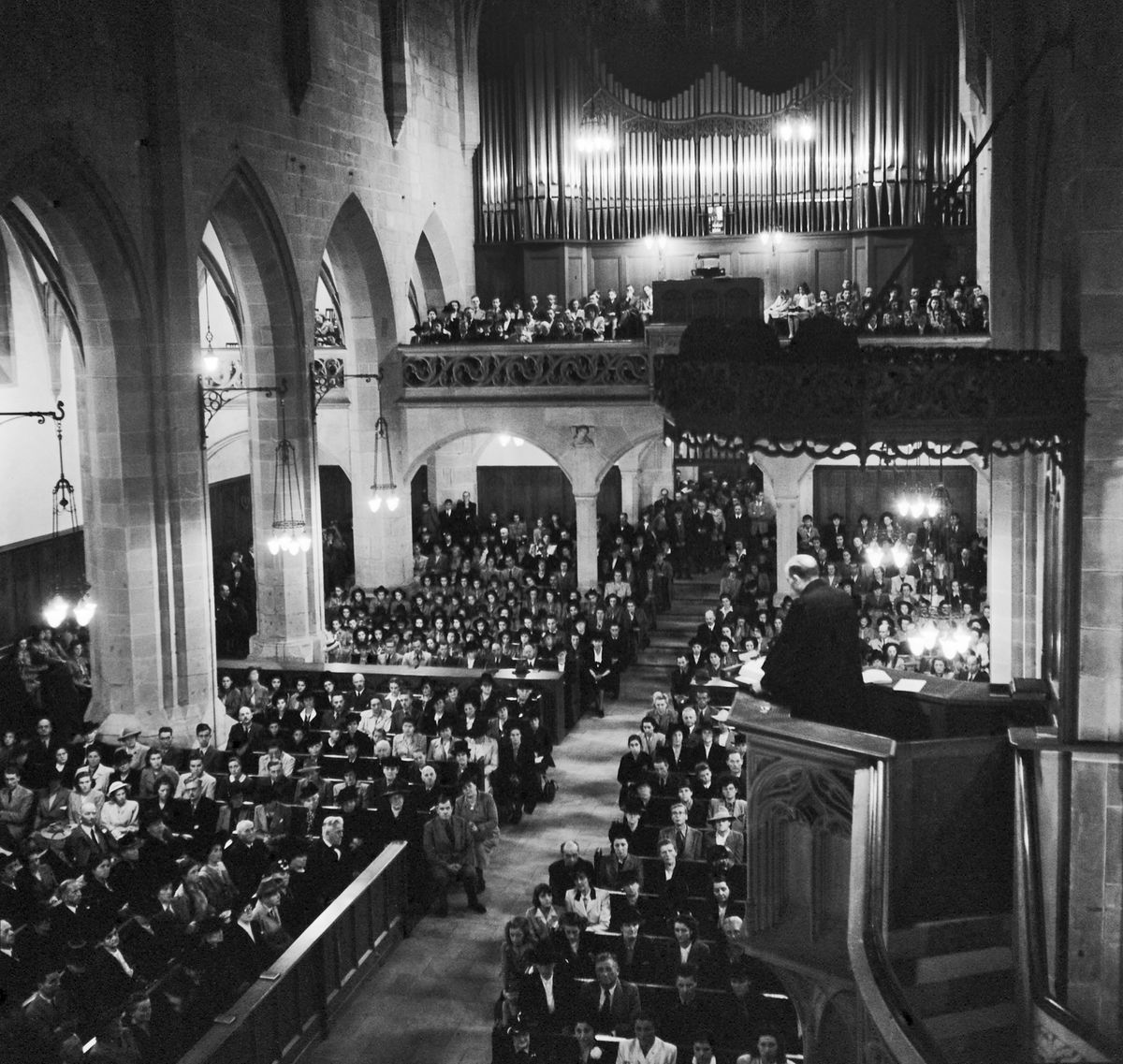 Peace service in the Fraumünster in Zurich on May 8, 1945, day of the end of the war. A large crowd gathered in the church. Peace service in the Fraumünster in Zurich on May 8, 1945, day of the end of the war. A large crowd gathered in the church.