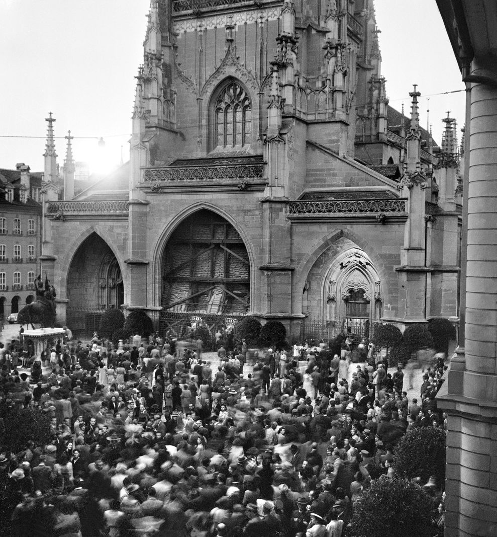 People in front of the Bernese Münster celebrated the end of the Second World War in Europe on May 8, 1945. People in front of the Bernese Münster celebrated the end of the Second World War in Europe on May 8, 1945.