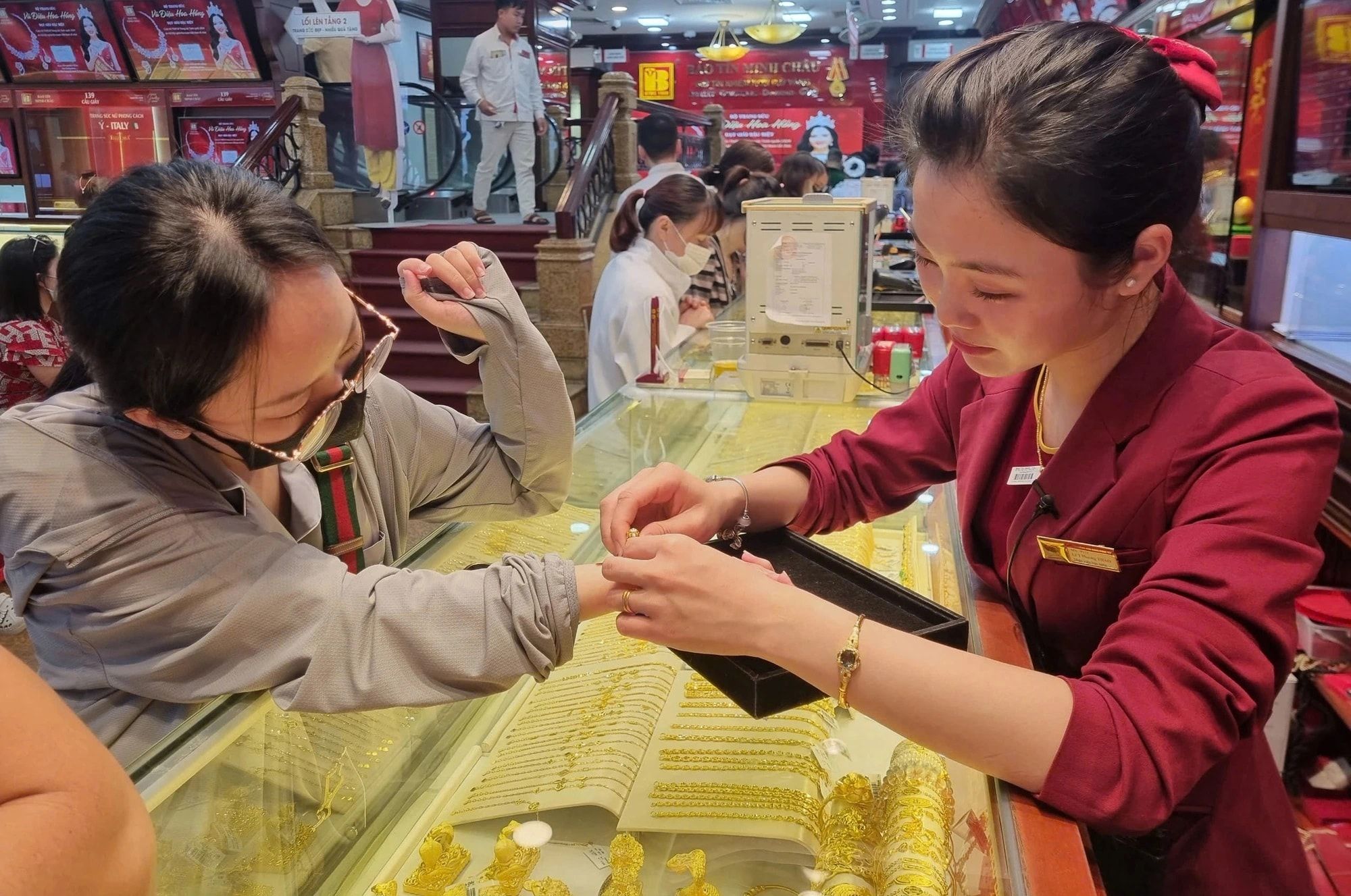 Gold price today May 9: the price of gold falls strongly by almost 2 million VNDs