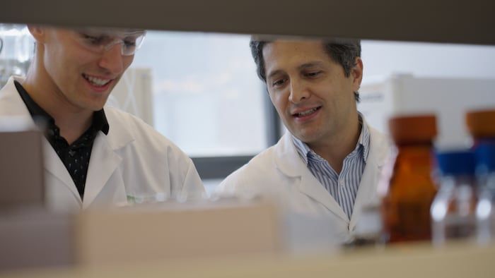 Pedro Alejandro Segura and a student in a laboratory.