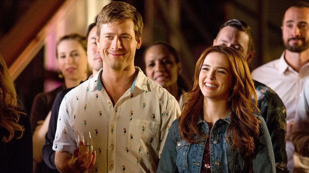 Glen Powell and Zoey Deutch in