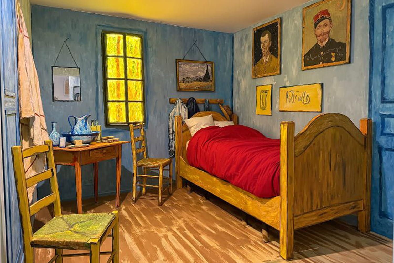 Sleep in a table: this airbnb reproduces Van Gogh's room in full size