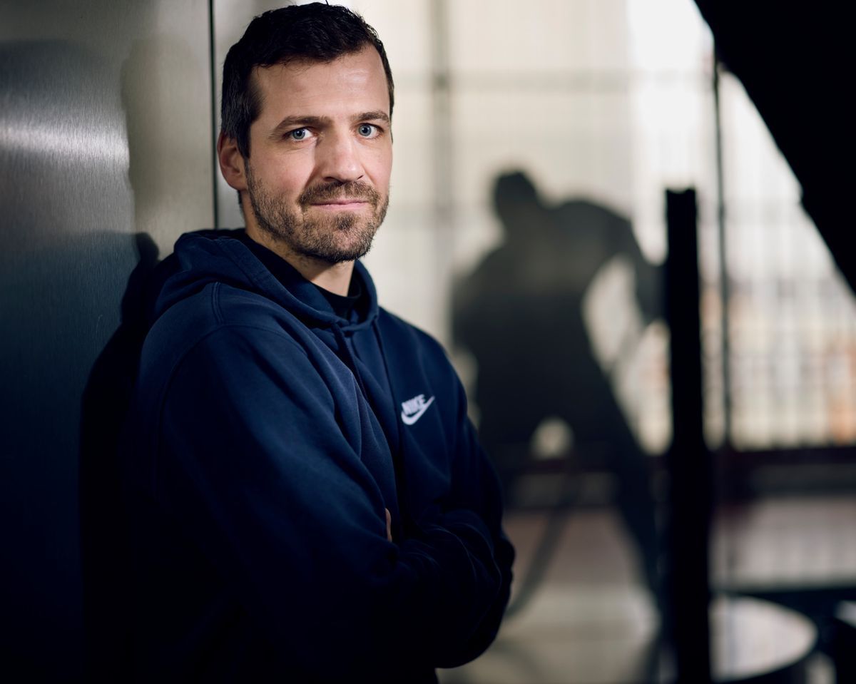 Arnaud Jacquemet, defender of Geneva Servette Hockey Club, poses in relaxed clothing, working on a memory on the mental health of hockey players. Arnaud Jacquemet, defender of Geneva Servette Hockey Club, poses in relaxed clothing, working on a memory on the mental health of hockey players.