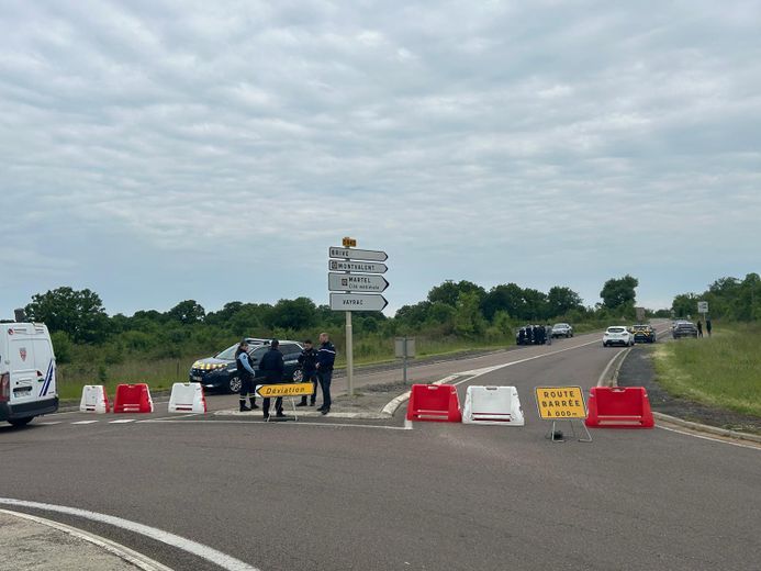 The police block the road.