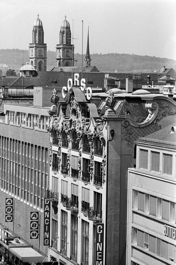 The Corso house with cinema, the Dancing Mascotte, the Corso lettering designed by Max Bill, the ABM and the Grossmuenster, recorded in 1976 (Keystone/PhotoPress Archive/STR)