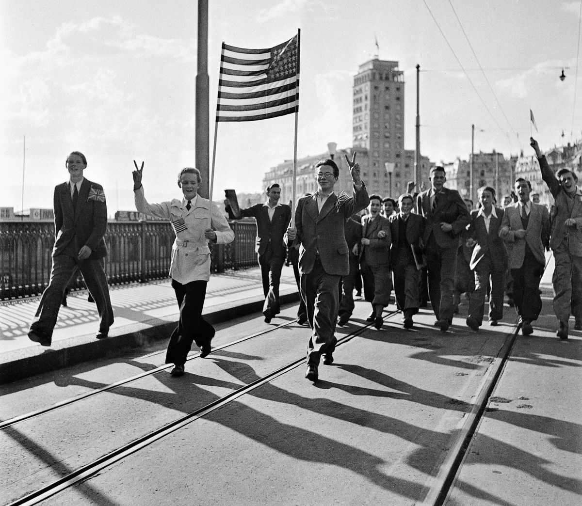 A group of people with an American flag celebrated the end of the Second World War on May 8, 1945 in Lausanne. A group of people with an American flag celebrated the end of the Second World War on May 8, 1945 in Lausanne.