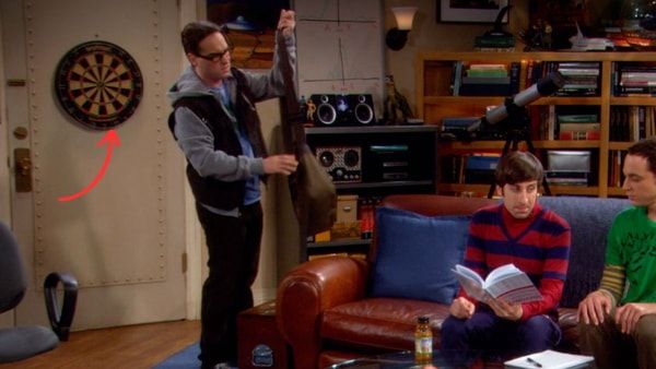 Leonard-HOWARD-ET-SHELDON-JEU-DE-FLECHETTES-DANS-THE-BIG-BANG-Theory
