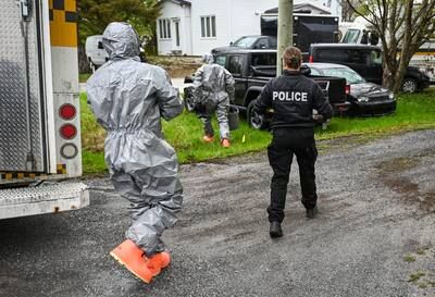 A clandestine lab dismantled in front of the town hall