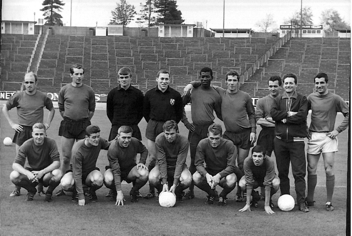 Kialunda (kissed by his best friend Jean Plaskie) participated in a match with the ... Devils against an English selection in 1967. Below him: Mulder (obviously, the Dutchman was also summoned) and Van Himst.