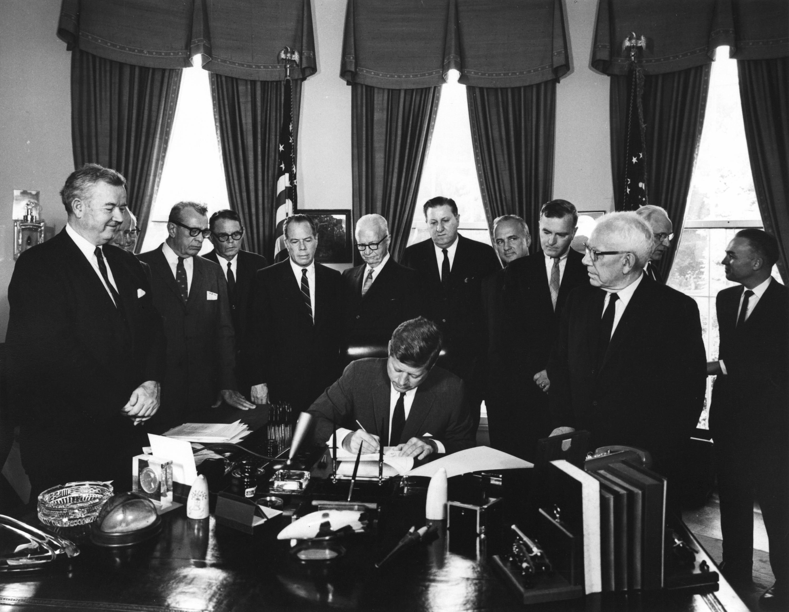 President John F. Kennedy signs Foreign Assistance Act (in French, Act respecting foreign aid), on November 3, 1961. He will serve as a legal basis for the creation of the USAID in the same month.