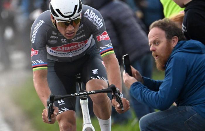 VIDEO. Cycling: after having taken a can in the head and makes Pugaçar crack, Mathieu Van der Poel wins his 3rd Paris-Roubaix consecutive, a historic hat-trick