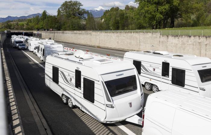 Valais police have blocked nearly fifty caravans of travel people on the A9