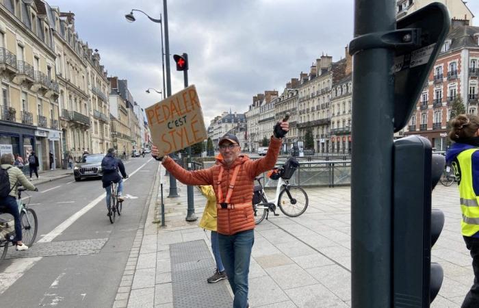 In the early morning in Rennes, they applaud the cyclists who go to work