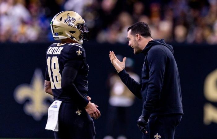 The saints are looking for a new quarterback after the surprise departure from Derek Carr, which arouses an urgent debate on the draft and a possible change in strategy.