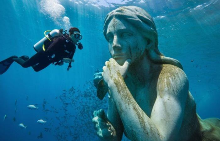 This Mediterranean underwater museum houses 6 ghost statues accessible only in palms