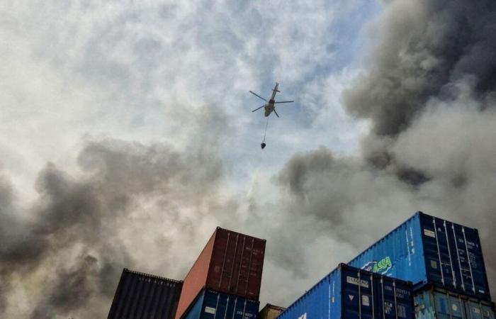 Iran: a large port still on fire two days after an explosion