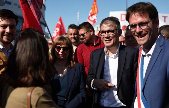 Marine Tondelier, Oliver Faure and François Ruffin alongside ArcelorMittal employees in Dunkirk