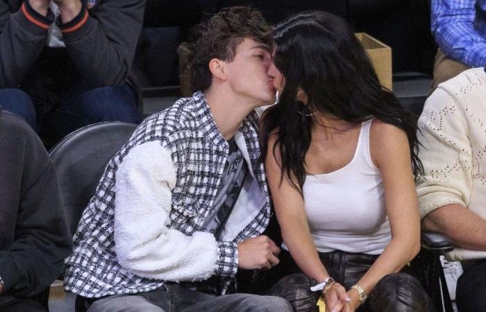 Kylie Jenner and Timothée Chalamet crazy in love, the couple exchange cuddles and long kiss in basketball