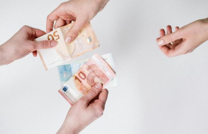 Who most gain between an official and an employee?