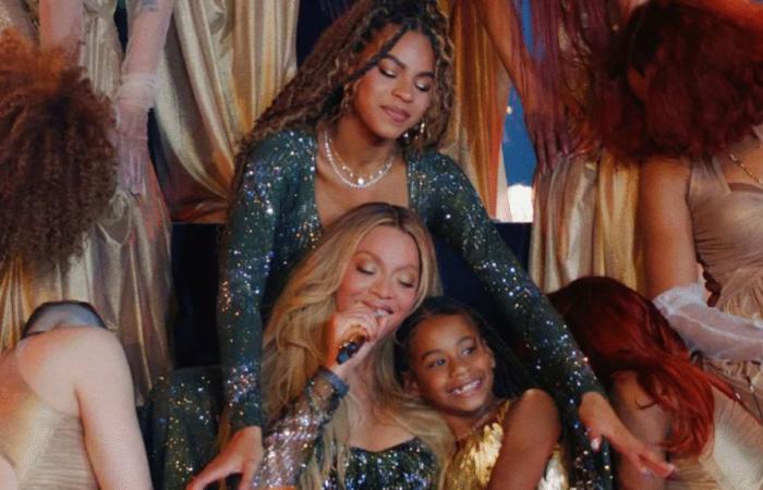 Beyoncé raises her two daughters on stage