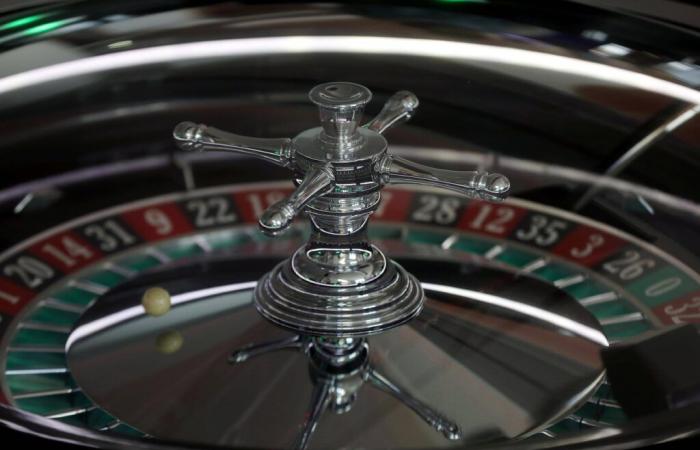 He earns 10,000 euros in the roulette that is stolen from him at the exit of the casino